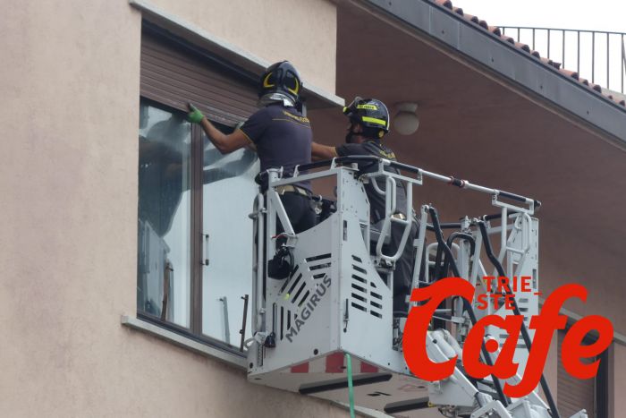 Intervento dei Vigili del Fuoco in via Beccaria per una tapparella pericolante