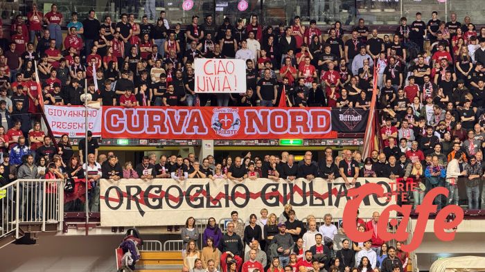 PalaTrieste, l’ultimo saluto a Nivia: minuto di silenzio e striscione per la storica tifosa (VIDEO)
