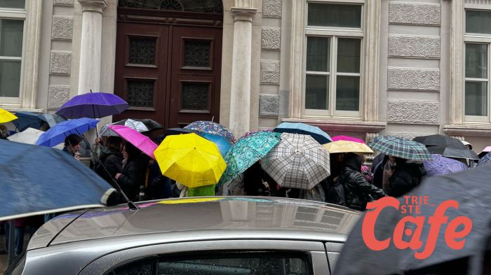 Studenti bloccati sotto la pioggia: portone chiuso alla succursale del Carducci-Dante