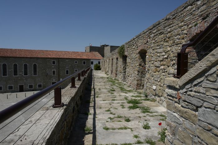 "L’ora di storia: visite al tramonto e panorami mozzafiato al Castello di San Giusto"