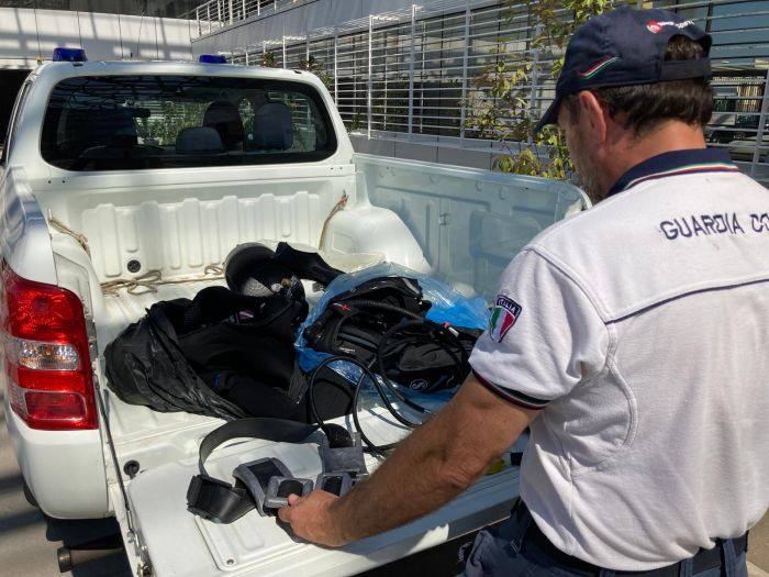 Muggia, sloveno pesca subacquea con l'ausilio di una bombola di aria compressa in zona vietata