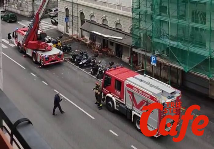 Caduta di un grosso cordolo in via Giulia, intervengono i vigili del fuoco (VIDEO)