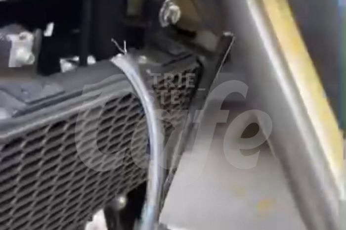 Raid vandalico in viale D’Annunzio: auto e moto danneggiate, gomme tagliate e cavi recisi (VIDEO)