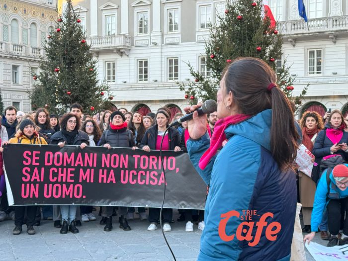 Trieste si unisce nella lotta contro la violenza sulle donne: una protesta potente e simbolica (FOTO-VIDEO)