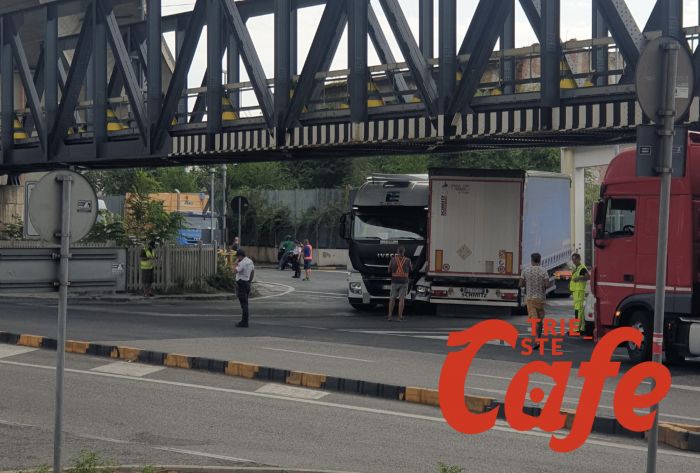 Incidente tra camion all'entrata del Gaslini: traffico in tilt, cause ancora ignote