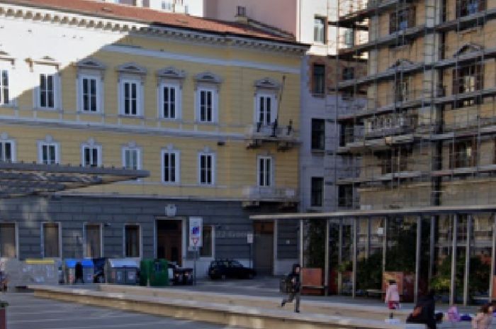 16enne violentata in piazza Vittorio Veneto, polizia sulle tracce di un cittadino straniero conosciuto sui social 