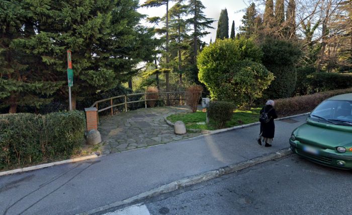 Giardino di Ponziana centro dello spaccio: coppia si apparta per drogarsi e spacciare