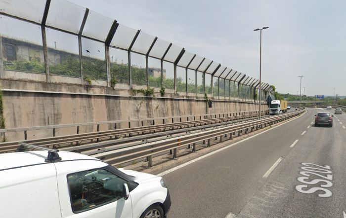 Cadavere bendato appeso al guardrail della GVT, indagini in corso