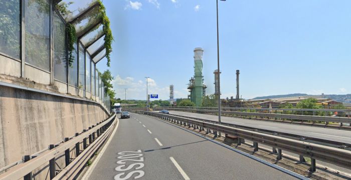 Cadavere bendato con piedi legati, appeso al guardrail della Grande Viabilità: presenta segni di percosse