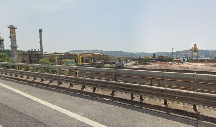 Cadavere appeso al guardrail sulla Grande Viabilità, vittima torturata prima di morire 