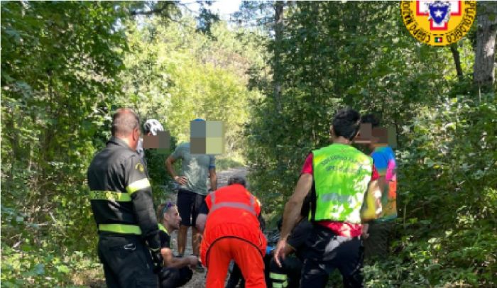 Triestino va in gita in bici sul Carso:  si ribalta impattando sul suolo con la testa