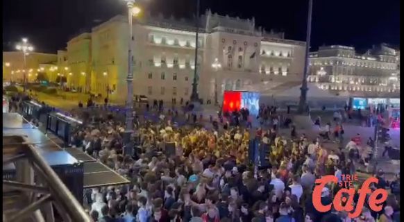 Venerdì sera di Barcolana, week-end al via con migliaia di persone sulle Rive tra canti, balli e divertimento (VIDEO) 