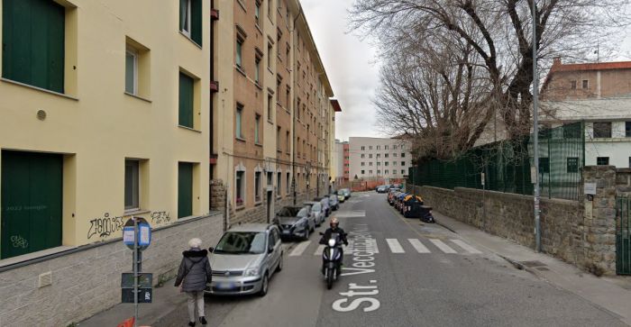 Strano via vai in uno stabile di strada Vecchia dell’Istria: in appartamento la centrale dello spaccio di due triestine