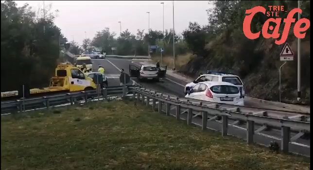 Spericolata manovra di svolta vietata in Strada di Fiume, schianto tra due auto: bimbo al Burlo (VIDEO)