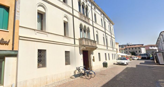 Sede Confindustria a Pordenone con bandiera Israele imbrattata di rosso