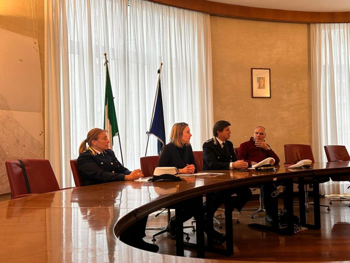 Corsi di difesa personale svolti dagli operatori di polizia locale a Trieste nelle scuole e in altri contesti formativi
