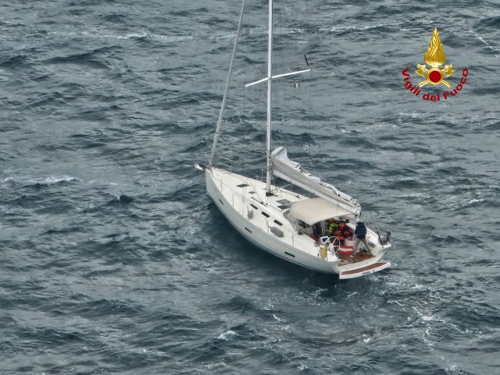 Caorle, si ferisce al volto in barca a vela: soccorso dai vigili del fuoco con l’elicottero