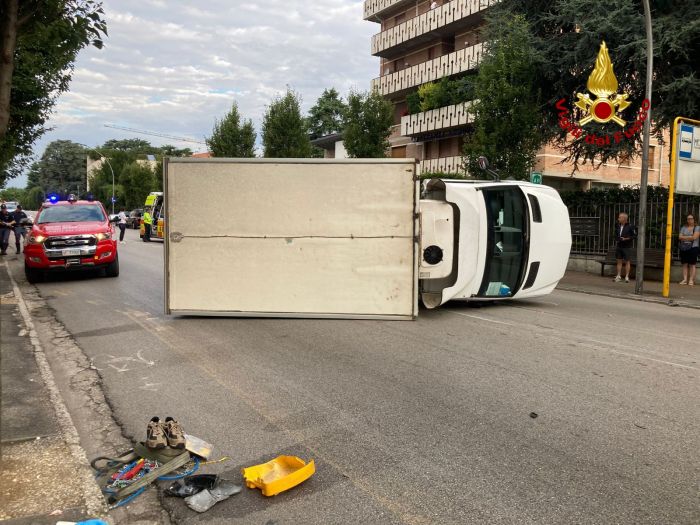 Veneto, nello scontro auto-scooter un furgone si rovescia