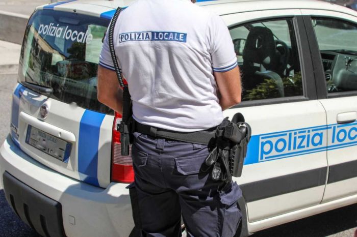 Occupa illegalmente appartamento Ater allacciandosi ad Acegas senza permesso