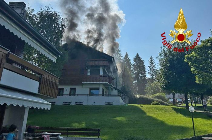 Gravissimo incendio in una baita, i Vigili del Fuoco salvano il possibile (VIDEO)
