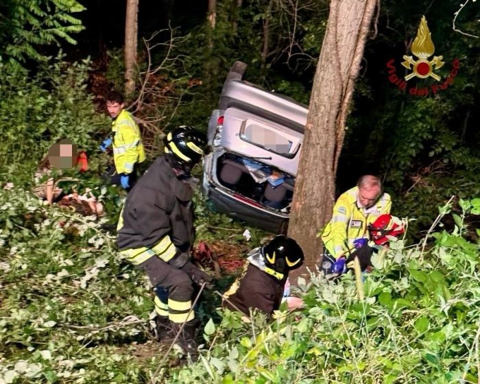 Pordenone, auto finisce in una scarpata: 5 feriti