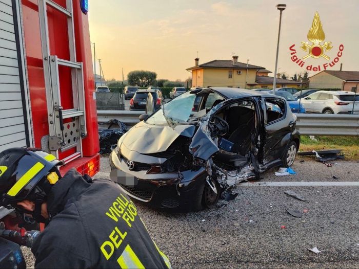 Veneto, tragedia sulla SR53: 18enne perde la vita, donna in ospedale in gravi condizioni