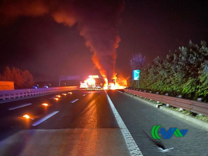 Passante di Mestre, tamponamento e incendio tra auto e tir: ferito all'ospedale