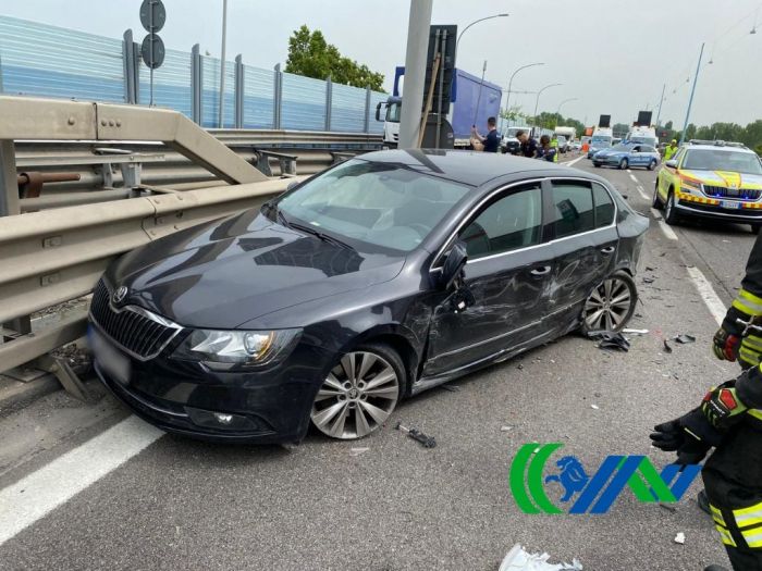 Tangenziale di Mestre, scontro tra due tir e un'auto: feriti e traffico in tilt: 6 km di coda (FOTO)