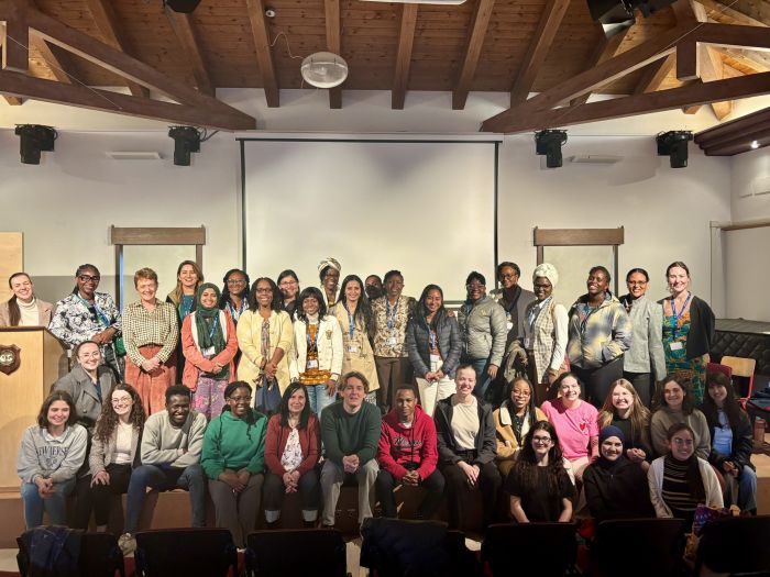 Affermate scienziate dei paesi in via di sviluppo in visita al Collegio del Mondo Unito