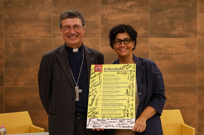 Vescovo di Trieste firma Manifesto della comunicazione non ostile_Trieste prima Diocesi in Italia a firmare il decalogo