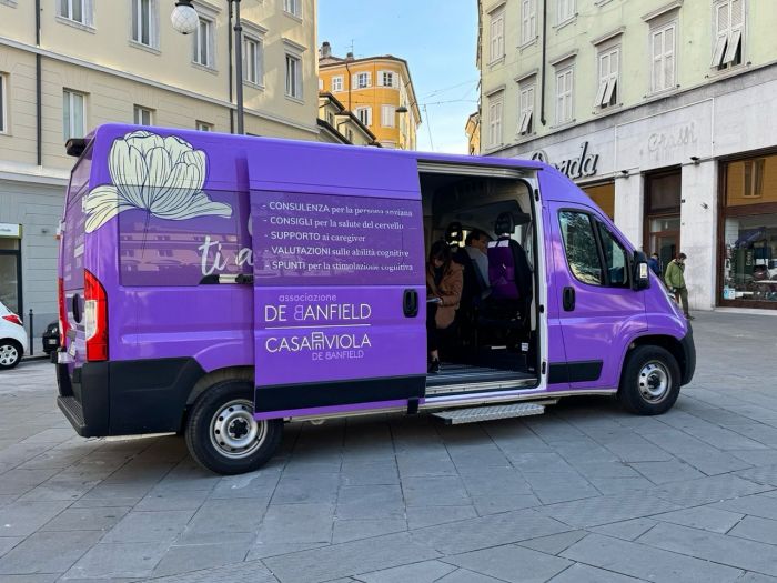 Prevenzione della demenza, il pulmino dell’Associazione de Banfield nei quartieri della città