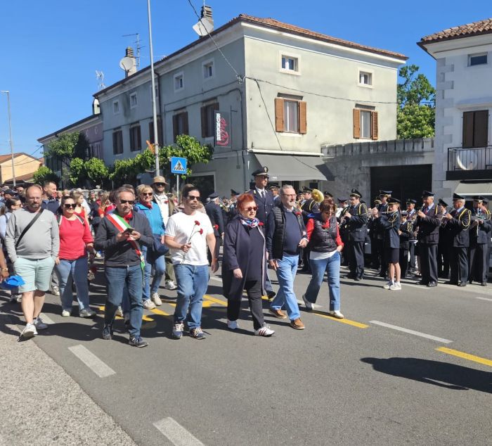 Corteo del 1° Maggio: Rojc (Pd), "porto con orgoglio il garofano rosso"