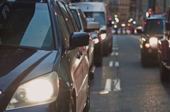 Camion incastrato: disagi al traffico in via Rossetti