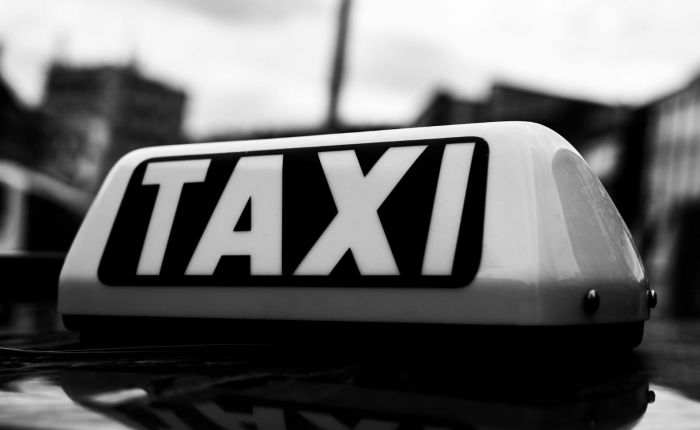 Triestino denuncia disservizio taxi notturno: 62 chiamate e attesa infinita