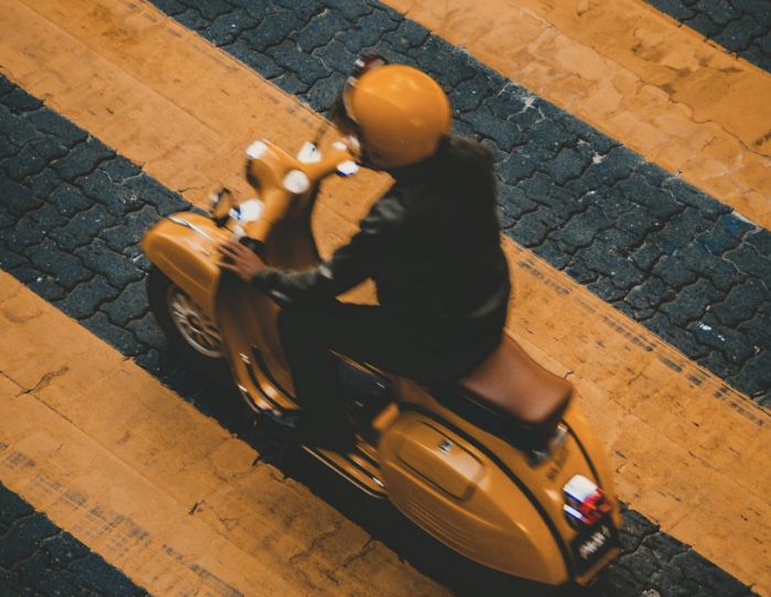 Scooter di fretta e auto in manovra: incidente sfiorato in Via Piccardi