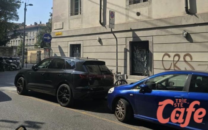 Turista straniero parcheggia nello stallo per dializzati, indignazione al Maggiore