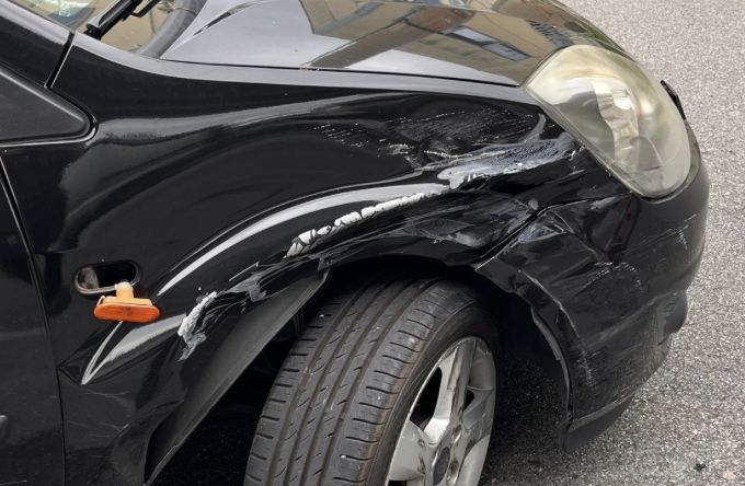 Incidente all'incrocio tra via Caboto e via Errera: coinvolte due giovani donne e due neonati