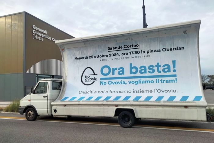 Manifestazione contro l'ovovia: la vela NO ovovia attraversa la città per sensibilizzare