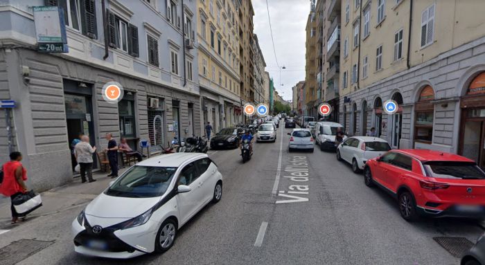 Far-West a San Giacomo, centrale dello spaccio in un appartamento: aggrediti gli agenti, urla e grida