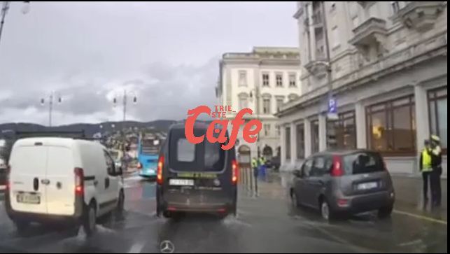 Acqua alta sulle Rive a Trieste: code, rallentamenti e polizia locale sul posto  (VIDEO)