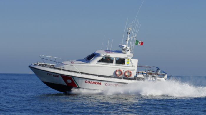 Guardia Costiera coordina il soccorso medico di un marittimo su una nave in rada durante il Mose attivo