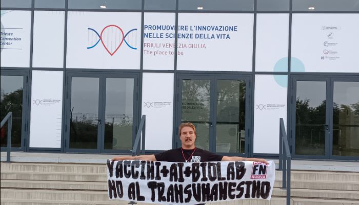 Convegno sulle scienza in Porto Vecchio, Fabio Tuiach protesta sventolando uno striscione