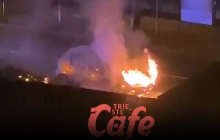 Incendio auto in viale Miramare: conducente e passeggero all'Ospedale (VIDEO)