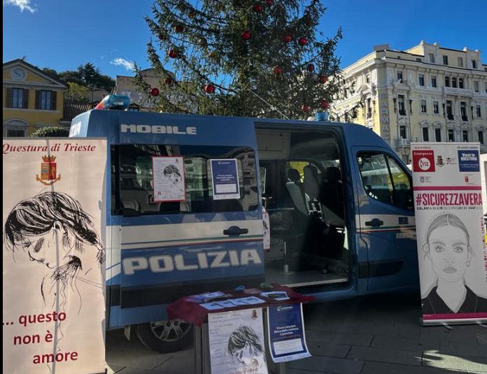 La polizia in piazza a Trieste, 'se è violento non è amore'