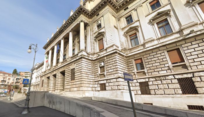 Finse di iniettare vaccini, ex assistente sanitaria patteggia a Trieste