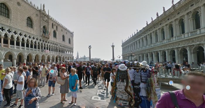  Attivisti clima sparano fango contro Basilica San Marco a Venezia