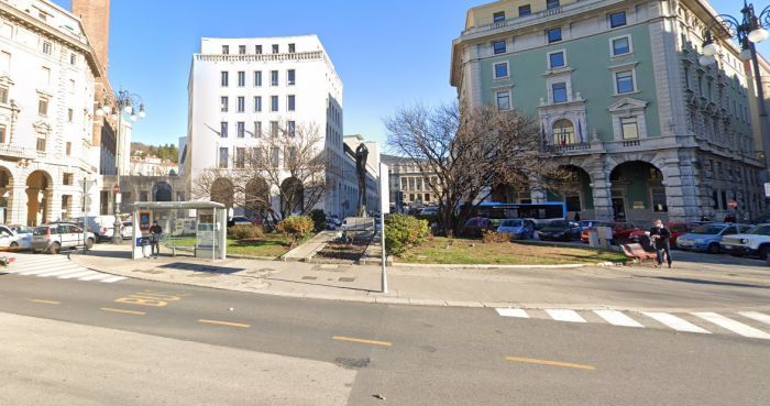 Piazza Oberdan, lite multietnica con accoltellamento: cittadino tunisino all'ospedale