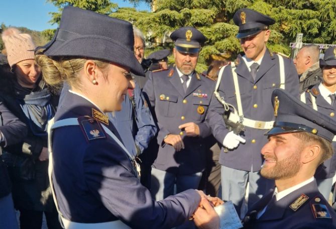 Sorpresissima durante il giuramento degli allievi della scuola di Polizia di Trieste, c'è una proposta di matrimonio!!!