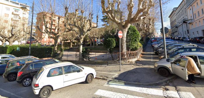 "Spostare Centro di Accoglienza per minori non accompagnati di Piazza Carlo Alberto in altra sede"