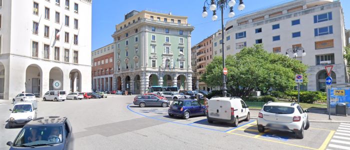 19enne violentata da due uomini in piazza Oberdan: caccia ai responsabili 
